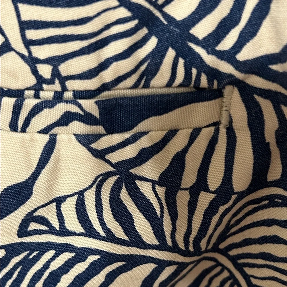 🚀Patagonia  Blue & white Leaf Print Shorts size 8 GUC